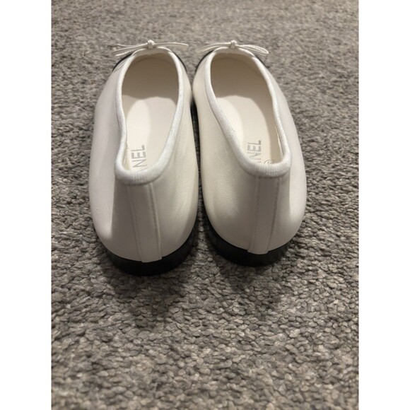 CHANEL WHITE & BLACK TWO TONE LEATHER CC LOGO BALLET FLATS Size 38 US 8 - Picture 4 of 14